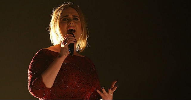 Adele explica su desafinación durante los Grammy [VIDEO]