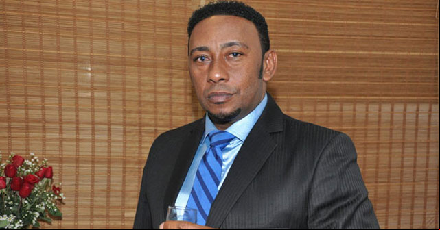 Antony Santos sufre accidente de tránsito y sale iles