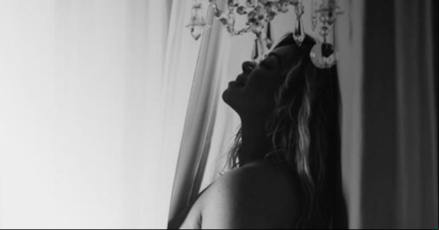 Chiquis Rivera comparte fotografía desnuda para mostrar sus “estrías y celulitis” 