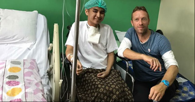 Chris Martin de Coldplay visita a un fanático enfermo de cáncer (+FOTO)