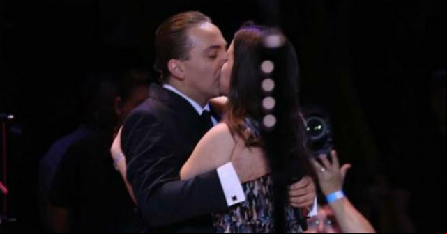 Cristian Castro le pide matrimonio a su novia durante concierto (+VÍDEO)