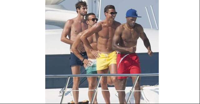 Cristiano se olvida de su ex novia con sus amigos Cristiano baila muy feliz con sus amigos