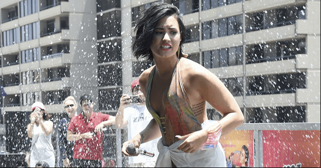Demi Lovato cae en una piscina en medio de una presentación [VIDEO]