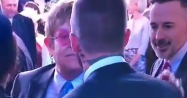 Elton John y David Beckham protagonizan repentino beso en la boda real (+VIDEO)