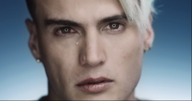 Gustavo Elis refleja su despecho en el nuevo video “Ya no importa” 