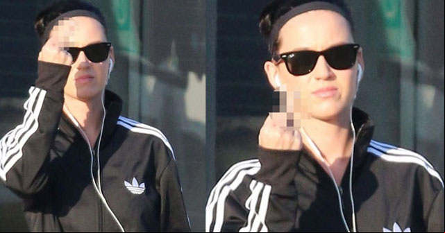 Katy Perry enloquece y hace señal obscena
