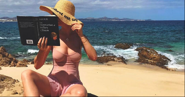 Katy Perry se muestra sonriente en playas 
