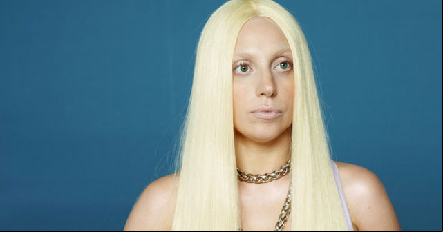 Lady Gaga se queda sin ropa durante concierto [+Video]