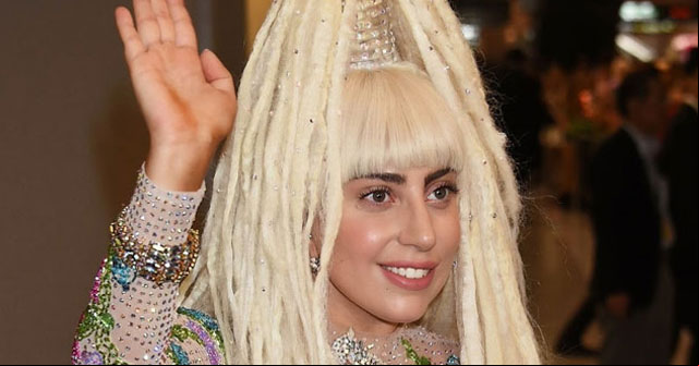 Lady Gaga se pasea por Tokio desnuda