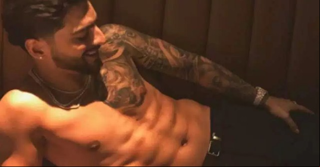 ¡OH! Maluma desata pasiones con la mano dentro de sus pantalones