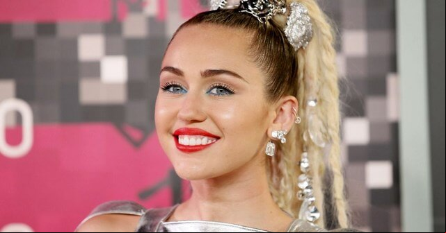¡Sin querer! A Miley Cyrus se le escapó un pezón en los premios MTV VMA 2015 [VIDEO]