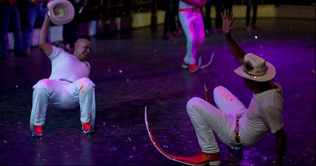 Bailando tribal con botas picudas