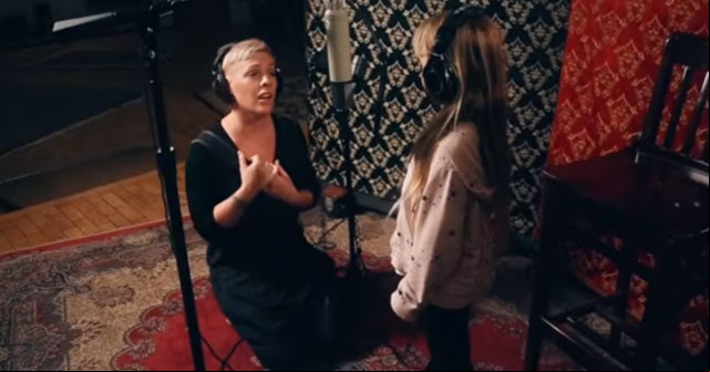 Hija de Pink sorprende al cantar 