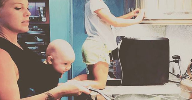 Pink es criticada por riesgosa foto con sus hijos (+FOTO)