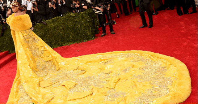 Rihanna deslumbró la Gala Met con su vestido extremadamente largo