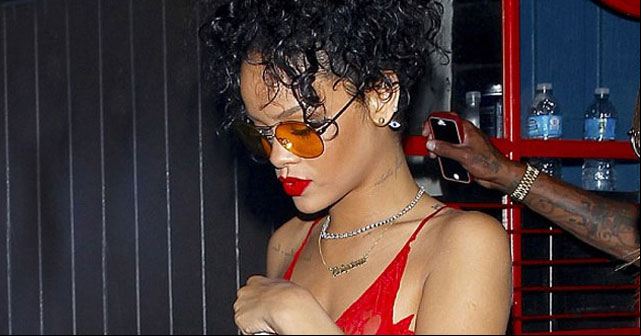 Rihanna exhibio partes íntimas con un sexy vestido