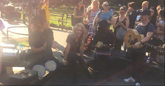 Shakira canta en un parque la versión acústica de “Chantaje” (+VIDEO) 