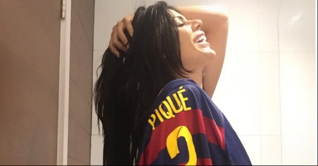 ¿Shakira celosa? Miss Bumbum posó con camiseta de Piqué [FOTOS HOT]