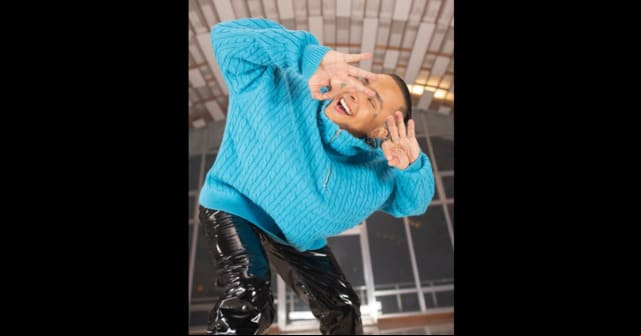 Sixto Rein regresa al reggaetón con <em>“Lloviéndola”</em>